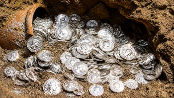 Arqueólogos descubren un tesoro romano de hace 1.800 años con más de 40.000 monedas enterradas
