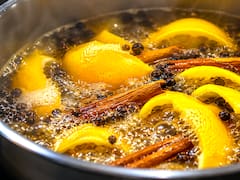 Hervir cáscara de limón con canela y pimienta: por qué lo recomiendan y para qué sirve