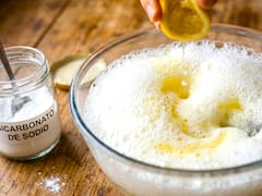 Mezclar bicarbonato de sodio, vinagre y limón: por qué lo recomiendan y para qué sirve