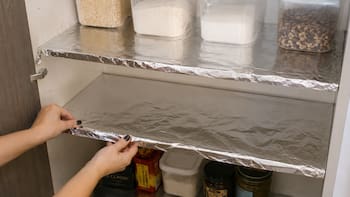 Poner papel aluminio en los estantes de la alacena: por qué recomiendan hacerlo y para qué sirve