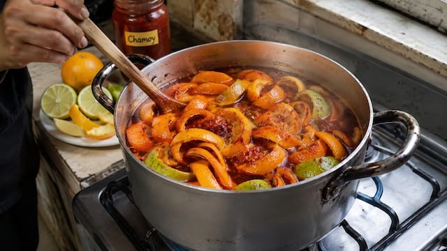 Hervir cáscara de naranja con limón y chamoy: para qué sirve y por qué lo recomiendan