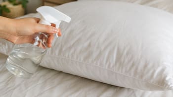 Rociar vinagre en las almohadas: por qué lo recomiendan tanto y para qué sirve