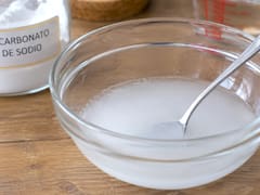 Mezclar bicarbonato de sodio con agua caliente: por qué lo recomiendan y para qué sirve