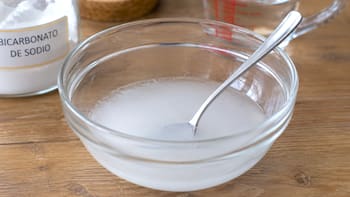 Mezclar bicarbonato de sodio con agua caliente: por qué lo recomiendan y para qué sirve