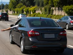 Sacar el brazo y la mano izquierda de un automóvil en movimiento: qué significa y para qué se usa