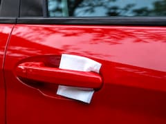 Qué significa encontrar una servilleta o papel sobre la manija del auto y por qué es importante saber cómo actuar