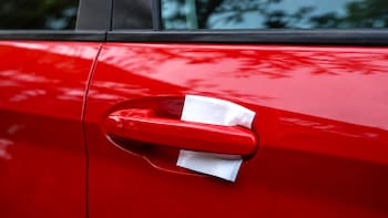 Qué significa encontrar una servilleta o papel sobre la manija del auto y por qué es importante saber cómo actuar