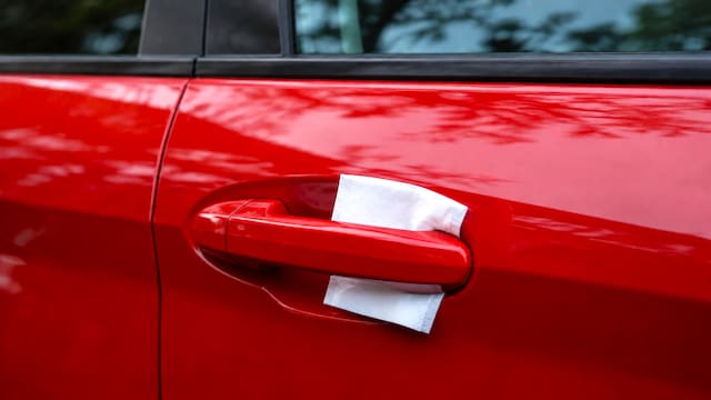 Qué significa encontrar una servilleta o papel sobre la manija del auto y por qué es importante saber cómo actuar