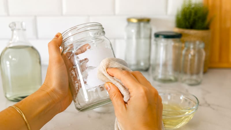 Pocos lo saben: el truco definitivo para sacar las etiquetas de los frascos
