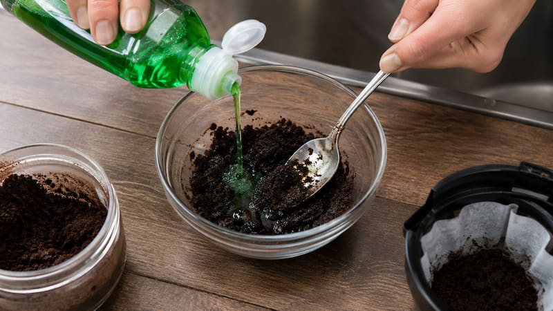 La mezcla de café usado con detergente puede usarse como un limpiador abrasivo casero para eliminar grasa