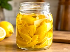 Mezclar cáscaras de limón con vinagre en un frasco: por qué lo recomiendan y para qué sirve