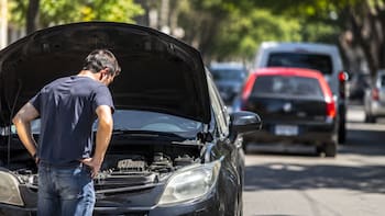 Qué significa que un vehículo se estacione con el capó levantado y por qué tantos conductores lo hacen