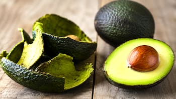 La cáscara del aguacate: para qué sirve y por qué muchos recomiendan no tirarla