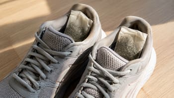 Colocar bolsas de té dentro de las zapatillas por las noches: por qué lo recomiendan tanto y para qué sirve