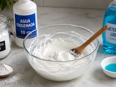 Mezclar agua oxigenada, bicarbonato y unas gotas de detergente: para qué sirve y por qué lo recomiendan