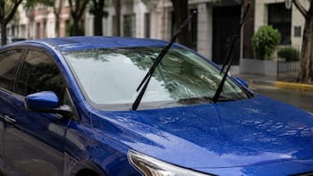 Qué significa encontrar el auto con los limpiaparabrisas levantados y por qué es fundamental saber cómo actuar
