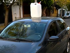Qué significa ver un auto estacionado con un bidón encima y por qué tantos conductores lo hacen