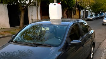 Qué significa ver un auto estacionado con un bidón encima y por qué tantos conductores lo hacen