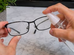 Rociar vinagre sobre los lentes de ver: por qué lo recomiendan tanto y para qué sirve