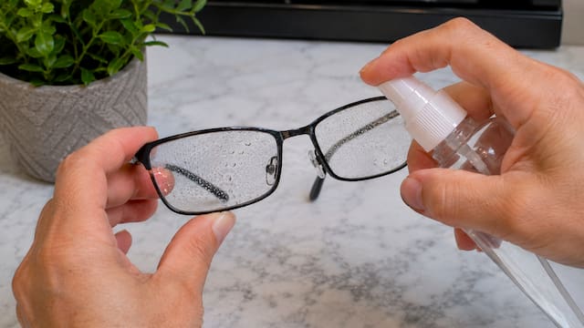 Rociar vinagre sobre los lentes de ver: por qué lo recomiendan tanto y para qué sirve