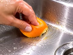 Frotar una cáscara de naranja sobre la pileta de acero inoxidable: para qué sirve y por qué lo recomiendan