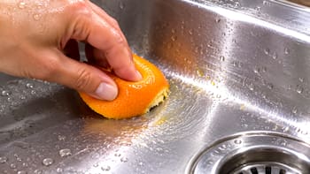 Frotar una cáscara de naranja sobre la pileta de acero inoxidable: para qué sirve y por qué lo recomiendan
