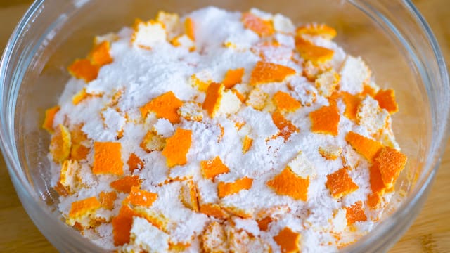 Mezclar bicarbonato de sodio con cáscaras de naranja: por qué lo recomiendan y para qué sirve