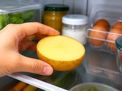 Poner una papa cortada dentro de la heladera: para qué sirve y por qué lo recomiendan