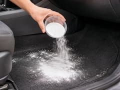 Poner bicarbonato de sodio en la alfombra del auto: por qué lo recomiendan y para qué sirve