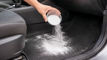 Poner bicarbonato de sodio en las alfombras del auto: por qué lo recomiendan y para qué sirve