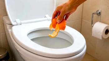 Tirar cáscaras de naranja en el inodoro: para que sirve y por qué lo recomiendan