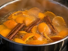 Hervir cáscaras de mandarina, naranja y canela: para qué funciona este truco y cuándo recomiendan hacerlo