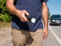 Caminar con una linterna prendida por el costado de la calle: qué significa y por qué todos deben hacerlo