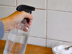 Rociar agua con bicarbonato de sodio en las juntas de los azulejos: para qué sirve y por qué lo recomiendan