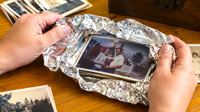 Envolver las fotografías en papel de aluminio: por qué recomiendan tanto hacerlo y para qué sirve