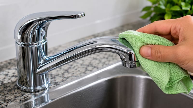 Este truco es utilizado para eliminar manchas leves que son provocadas por gotas de agua, y reducir restos de jabón y suciedad superficial.