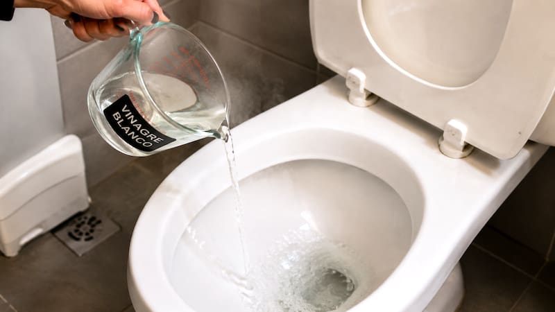El vinagre blanco es uno de los productos caseros más utilizados para la limpieza del baño por su capacidad para ayudar a aflojar sarro, manchas y residuos minerales.