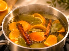 Hervir canela, laurel y cáscaras de naranja en casa: para qué sirve y por qué lo recomiendan
