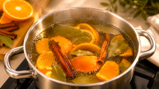 Hervir canela, laurel y cáscaras de naranja en casa: para qué sirve y por qué lo recomiendan