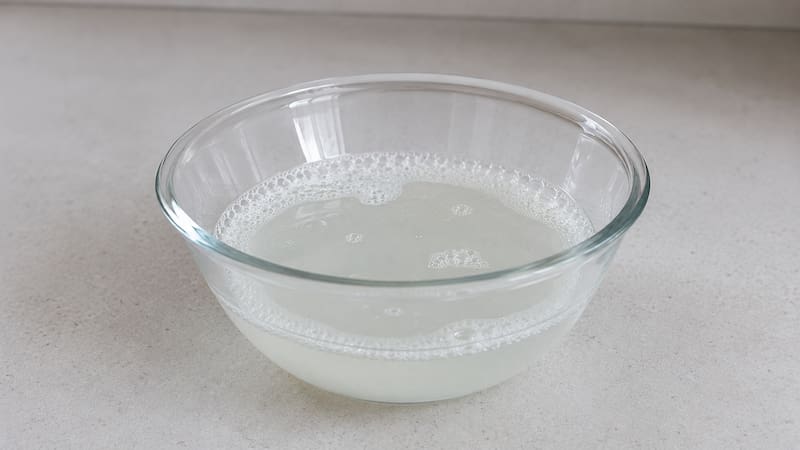 La mezcla de vinagre blanco y detergente es uno de los trucos caseros más populares para la limpieza del hogar.