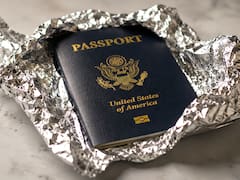 Envolver el pasaporte con papel aluminio: para qué sirve y por qué cada vez más personas lo recomiendan
