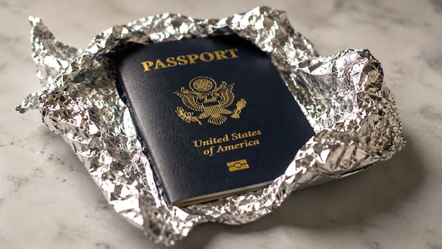 Envolver el pasaporte con papel aluminio: para qué sirve y por qué cada vez más personas lo recomiendan