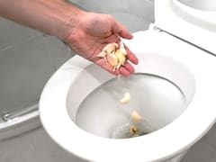 Tirar dientes de ajo en el inodoro: para qué se usa y por qué lo recomiendan