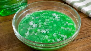 Mezclar sal gruesa con detergente: para qué sirve y por qué muchos lo recomiendan