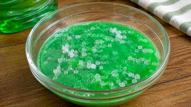 Mezclar sal gruesa con detergente: para qué sirve y por qué muchos lo recomiendan