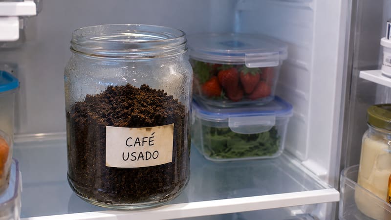 Tras hacerse un café con cualquier método de filtrado, desde la maquina espresso tradicional hasta la moca italiana, los restos del café tienden a terminar en la basura .