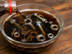 Poner tornillos, tuercas y arandelas en gaseosa cola: por qué lo recomiendan y para qué sirve