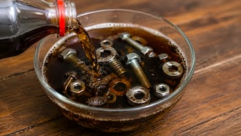Poner tornillos, tuercas y arandelas en gaseosa cola: por qué lo recomiendan y para qué sirve