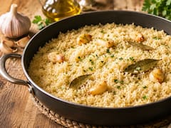 Adiós al arroz blanco: el truco de los chefs con ajo, laurel y caldo casero para elevar el sabor