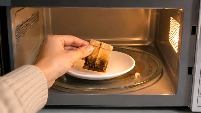 Calentar una bolsa de té usada en el microondas: para qué sirve y cómo hacerlo de forma segura